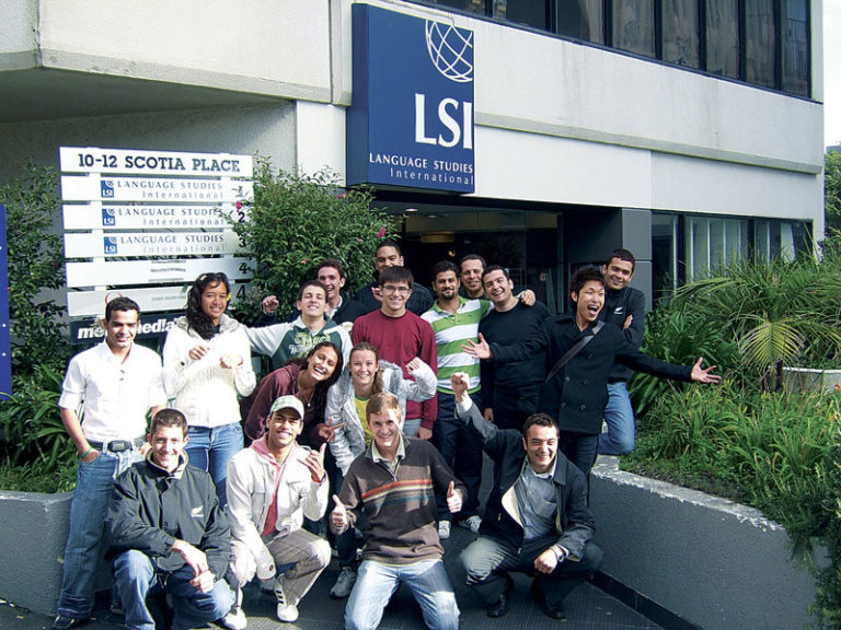 LSI_Auckland_school_frontofbuildingwithstudents