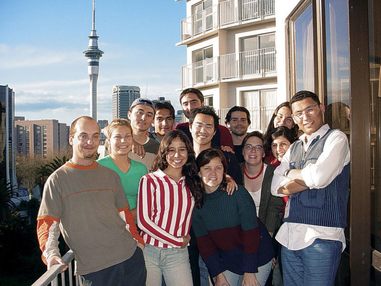 LSI_Auckland_school_studentsonbalcony