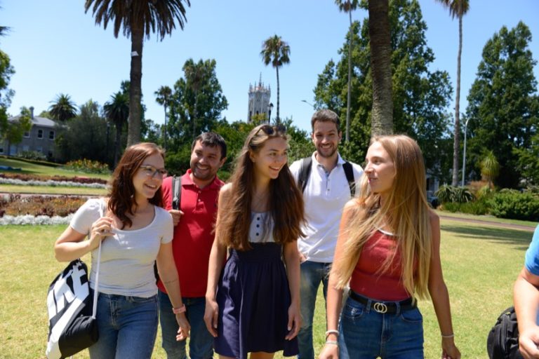 LanguagesInternational_students_in_albert_park1